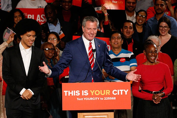 7日のNY市長選で圧勝した現職のデブラシオ市長　Brendan Mcdermid-REUTERS