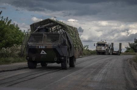 　ウクライナ軍の越境攻撃を受けているロシア西部では１２日までにクルスク、ベルゴロドの２州が住民に避難指示を出した。ウクライナ・スムイ州のロシア国境近くで１１日撮影（２０２４年　ロイター／Viacheslav Ratynskyi）