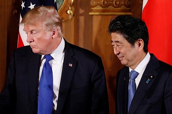 ３月２８日、関係筋が明らかにしたところによると、日米両政府は４月１７－１８日に安倍晋三首相（写真右）が米フロリダ州にあるトランプ大統領（同左）の別荘を訪れ、１８日にも日米首脳会談を行う方向で最終調整に入った。２０１７年１１月、トランプ大統領が訪日した際に迎賓館赤坂離宮で撮影（２０１８年　ロイター/Jonathan Ernst）