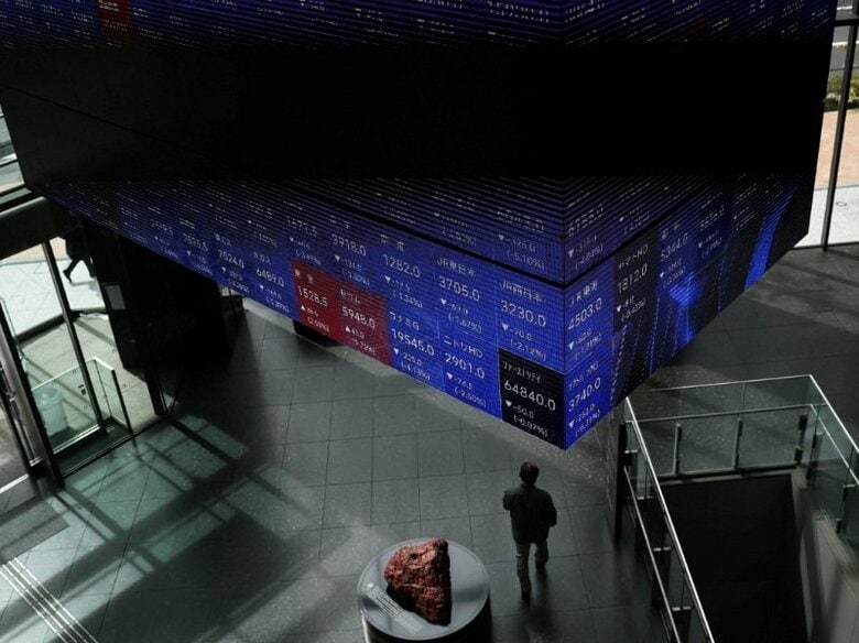 写真は3月4日、都内の株価ボード前で撮影。REUTERS/Issei Kato