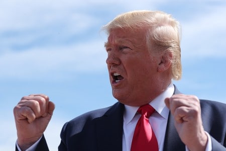 　１８日、トランプ米大統領と来年の大統領選に向けた選挙対策チームの弁護士はメディア大手ＣＮＮに書簡を送り、同社を提訴すると警告した。写真はトランプ大統領。１０月１７日撮影（２０１９年　ロイター/Jonathan Ernst）