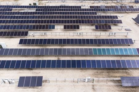 　３月１０日、米国の太陽光発電市場で２０２５年の新規設備設置が前年比で減少したことが、公表された調査報告書で分かった。写真はファースト・ソーラー敷地内の太陽光発電所。米オハイオ州ペリーズバーグで２０２２年７月撮影（２０２６年　ロイター/Megan Jelinger）