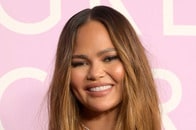 右胸が丸出し...クリッシー・テイゲンの入浴写真にネット騒然　6歳息子との入浴も物議