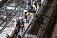 鉄道会社の従業員が他社線で痴漢行為...私生活での不祥事で社員が逮捕されたら、会社は懲戒処分できるのか