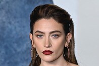 「乳首ごときで大騒ぎしないで」パリス・ジャクソン、バスト丸見えスケスケドレスへの批判に反論