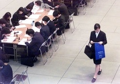 データから見えた「就職氷河期世代」...「不遇な世代」を冷静かつ科学的に読み解き直す意味