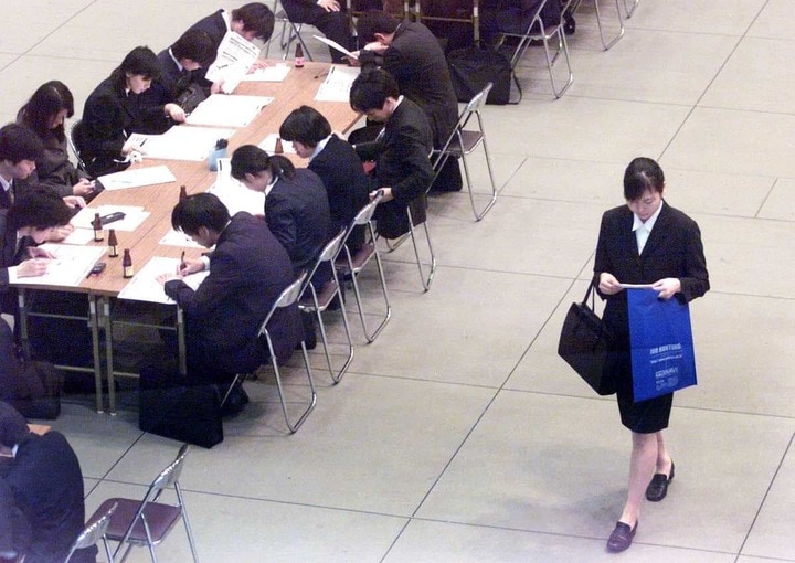 2002年7月、東京で開催された就職説明会には約2500人の学生と60社が参加した　REUTERS/Yuriko Nakao YN/RCS