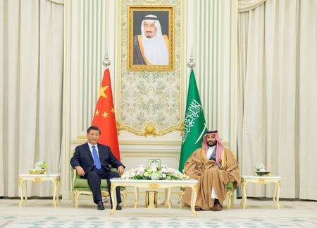 　３月２８日、中国の習近平国家主席（写真左）はサウジアラビアのムハンマド皇太子兼首相（右）と電話会談したと中国国営中央テレビ（ＣＣＴＶ）が報じた。写真はサウジ王室提供（２０２３年　ロイター）