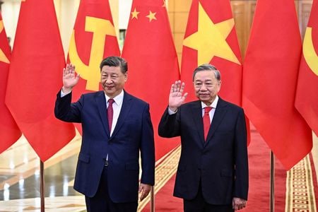 　ベトナムでは、対米貿易摩擦が起きる中、市民の間で中国への態度に変化が起きている。写真はベトナム最高指導者のトー・ラム共産党書記長（右）と中国の習近平国家主席。４月１４日、ハノイで代表撮影（２０２５年　ロイター）