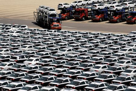 　中国の６月の自動車販売台数は５カ月連続で前年同月を上回ったが、一部大手電気自動車（ＥＶ）メーカーの需要軟化で競争激化への懸念が高まった。写真は輸出を待つ新車。２０１９年５月、大連で撮影（２０２５年　ロイター）