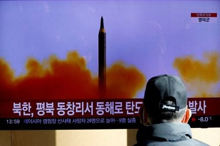 　１月１日、防衛省は北朝鮮が同日午前２時５０分ごろ、弾道ミサイル１発を西岸付近から東方向に向けて発射したと発表した。ミサイル発射の様子をテレビで見る男性、ソウルで昨年１２月撮影（２０２３年　ロイター／Heo Ran）
