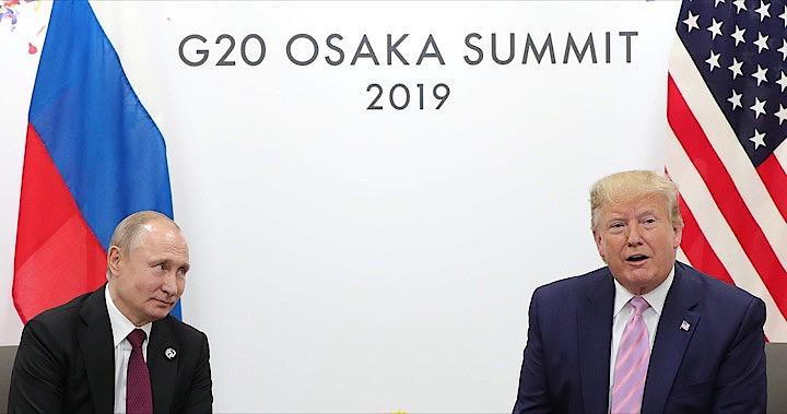 トランプ米大統領は、20カ国・地域（G20）首脳会議（サミット）に合わせてロシアのプーチン大統領と会談した。トランプ大統領は、米国の選挙に介入しないようプーチン大統領に申し入れる一方で、主要問題での両国の協調もアピールした。大阪で撮影（2019年　ロイター）