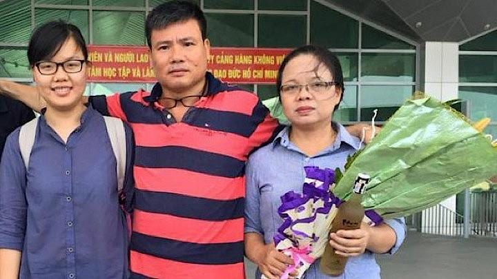 バンコクで消息を絶ったトゥルオン・ドゥイ・ナット氏（中央）と、政府に捜査協力を訴えた妻のカオ・テイ・スアン・プアンさん（右）　ナット氏のフェイスブックから