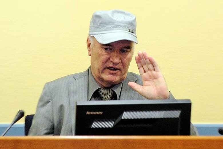 2011年6月、ハーグの国際刑事裁判所に出廷したムラディッチ元司令官。代表撮影。 REUTERS