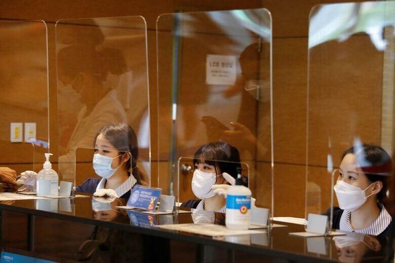 韓国疾病予防管理局（KCDC）は25日、新たに113人の新型コロナウイルス感染が確認されたと発表した。1日当たりの感染者としては3月31日（125人）以来の多さとなった。写真はソウルの劇場で21日撮影（2020年　ロイター／Heo Ran）