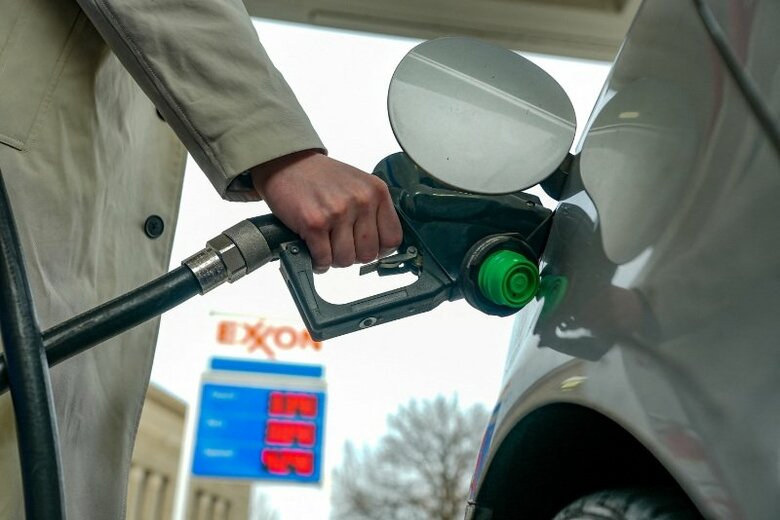 米ワシントンのガソリンスタンドで給油する男性。3月5日撮影。REUTERS/Ken Cedeno