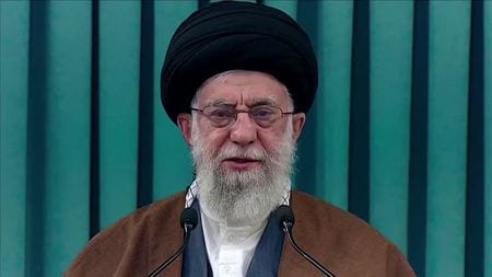 イランの最高指導者ハメネイ師は１３日、イスラエルによる攻撃を非難し、イスラエルは「厳しい処罰」を受けることになると述べた。写真はハメネイ師。テヘランで２２年撮影。（2025年 ロイター）
