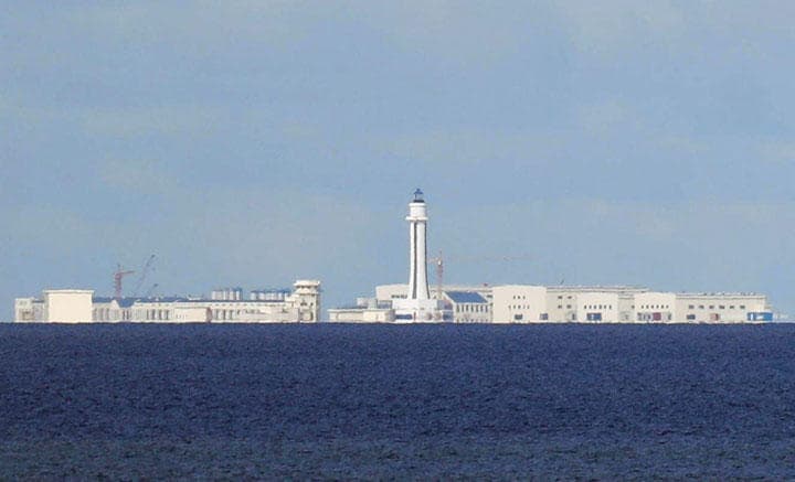 <strong>こんなのをもう1つ？</strong>　南シナ海の南沙（スプラトリー）諸島に中国が建設した人工島（2017年）　Erik De Castro- REUTERS