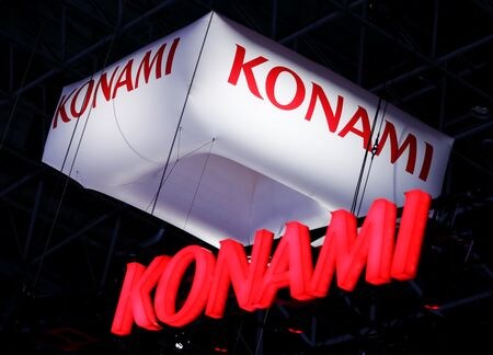 　５月１７日、サイバーエージェントはコナミ傘下のコナミデジタルエンタテインメントが、人気ゲーム「ウマ娘　プリティーダービー」が特許権を侵害しているとして、サイバー子会社のＣｙｇａｍｅｓに対し、損害賠償やサービス提供の差し止めを求めて東京地裁へ提訴したと発表した。写真はコナミグループのロゴ。２０１９年９月、千葉県内で撮影（２０２３年　ロイター/Issei Kato）