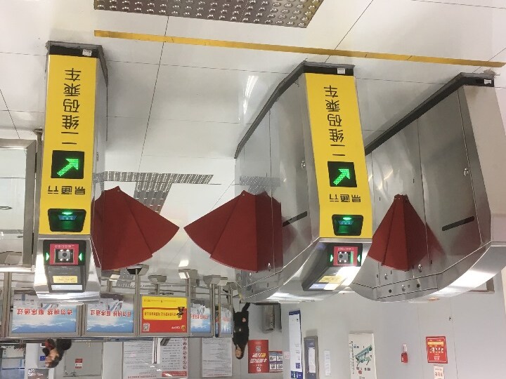 ICカードとQRコードの両方が使えるようになった北京の地下鉄「空港線」の改札機（2018年2月）　筆者撮影