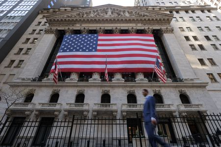 米国株式市場は下落して取引を終えた。２０２４年１１月、ニューヨーク証券取引所（ＮＹＳＥ）で撮影（２０２５年　ロイター/Andrew Kelly）