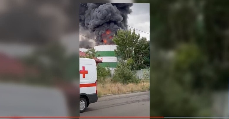 ウクライナ南部ミコライウ港のターミナルで少なくとも2基のひまわり油タンクが、ロシアのロケット弾攻撃で深刻な被害を受けた。 Guardian News / YouTube