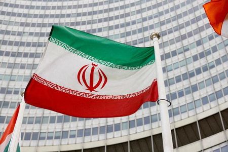 　１２月２９日、ロシアのウリヤノフ在ウィーン国際機関代表は、米国のイラン担当高官とウィーンで会談したと明らかにした。写真はイランの国旗。ウィーンの国際原子力機関（ＩＡＥＡ）で５月撮影（２０２１年　ロイター／Leonhard Foeger）