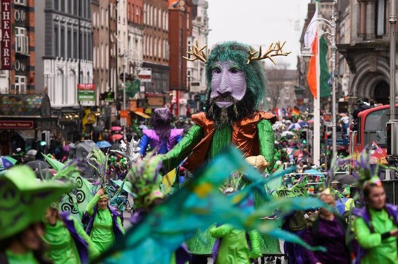 アイルランドは、新型コロナウイルス拡大予防策として、来週全土で予定されている聖パトリックデーの祝日に関連するパレードをすべて中止した。写真は2017年3月に行われた聖パトリックデーのパレード。ダブリンで撮影（2020年　ロイター/Clodagh Kilcoyne）