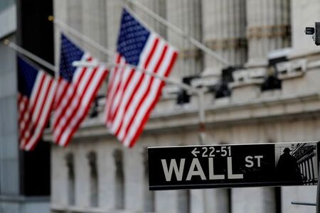 ４月５日、米国株式市場は上昇し、ダウ工業株３０種とＳ＆Ｐ総合５００種が終値で最高値を更新した。好調な経済指標が投資家心理を押し上げたほか、最近の国債売りが一服し、米１０年債利回りが低下したことでインフレ懸念が和らいだ。写真は２月２８日、ニューヨーク証券取引所前で（２０２１年　ロイター／Mike Segar）