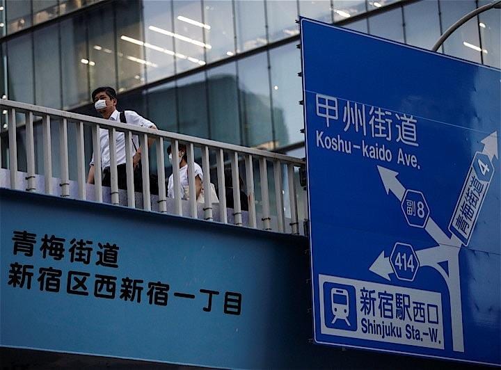 <!-- 都内で新たに240人以上の新型コロナウイルスへの感染が確認された。-->写真は6月24日、東京・西新宿で。REUTERS / Issei Kato