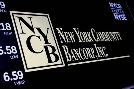 １３日の市場で米銀持ち株会社ニューヨーク・コミュニティ・バンコープ（ＮＹＣＢ）株が５％超下落した。２０２４年１月撮影（２０２４年　ロイター/Brendan McDermid）