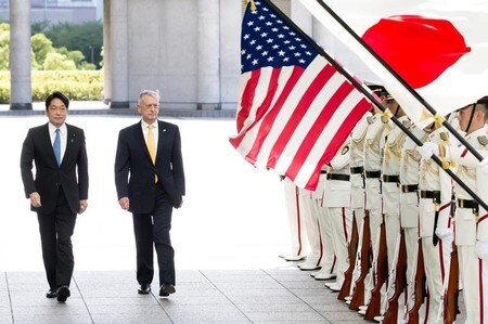 　２９日、日中韓を歴訪中のマティス米国防長官（写真右）は、最後の訪問地の日本で小野寺五典防衛相（同左）と会談した。写真は都内での代表撮影（２０１８年　ロイター）