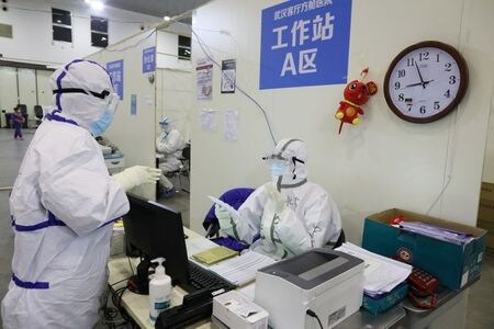 　２月１７日、中国では新型コロナウイルスによる肺炎の感染者が７万人を超え、発生源とされる湖北省では再び感染ペースが加速している。写真は武漢で１５日撮影。提供写真（２０２０年　ロイター／China Daily ）