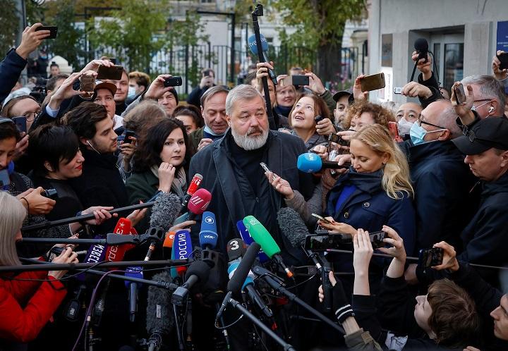 活動停止を余儀なくされたノーバヤ・ガゼータ紙のムラトフ　REUTERS/Maxim Shemetov