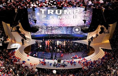 米共和党全国大会（ＲＮＣ）は１６日、来月開催されるトランプ大統領を２期目候補に正式指名するフロリダ州ジャクソンビルでの全国大会について、同州で新型コロナウイルス感染者が急増している現状を踏まえ、参加者を大幅に制限する計画を明らかにした。オハイオ州クリーブランドで２０１６年７月撮影（２０２０年　ロイター/Rick Wilking）