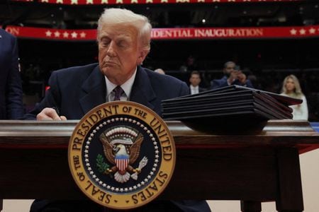 トランプ米大統領は就任初日の２０日、対外開発援助の効率性と外交政策との一貫性評価を行うとして、９０日間の援助停止を指示する大統領令に署名した（２０２５年　ロイター／Carlos Barria）