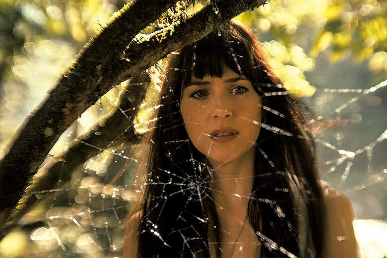 事故で生死をさまよい、予知能力が覚醒したキャシー。未来が見えるマダム・ウェブにも主演作の未来は救えなかったか　SONY PICTURES &amp; MARVELｰSLATE