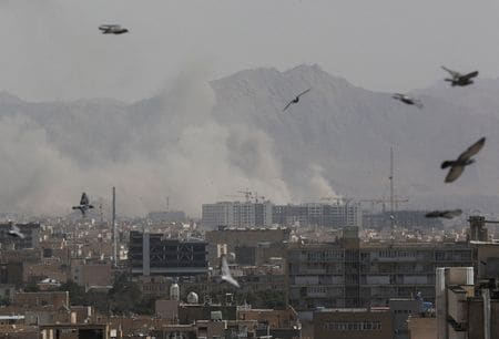 　イランへの攻撃を開始した米軍の制服組トップのダン・ケイン統合参謀本部議長とヘグセス国防長官は、トランプ大統領が滞在しているフロリダ州の私邸「マールアラーゴ」から軍の作戦を監視していると、関係者がロイターに語った。写真は２８日、爆発で煙が上がるイランのテヘラン。Majid Asgaripour/WANA (West Asia News Agency) 提供（２０２６年　ロイター）