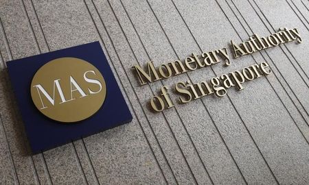　５月１４日、シンガポールの消費者物価指数（ＣＰＩ）はさらに数カ月間低下が続きそうだが、原油相場が落ち着き世界経済が回復していることから、シンガポール金融管理局（ＭＡＳ、中央銀行）は年内いっぱい金融政策を据え置くとみられる。写真はＭＡＳのロゴ。２０１３年２月撮影（２０１５年　ロイターS/Edgar Su/Files）