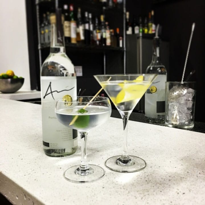 ジン初心者はソーダやレモン、オリーブなどと飲むのもお薦め。