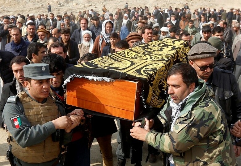 １月２８日、アフガニスタン内務省は、首都カブールで２７日に発生した自爆攻撃の死者が１０３人、負傷者が２３５人に上ったと発表した。自爆攻撃の犠牲者の棺を運ぶアフガニスタンの人たち（２０１８年　ロイター／Omar Sobhani）