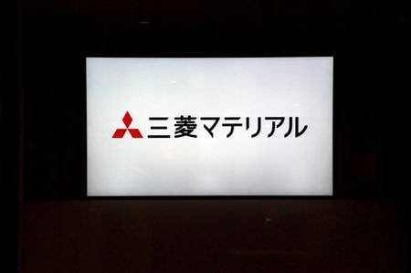 　１１月１０日、三菱マテリアルは、２０２３年３月期の連結純利益見通しを従来の２００億円から３０億円に下方修正した。写真は同社のロゴ。２０１７年１１月、都内で撮影（２０２２年　ロイター/Toru Hanai）