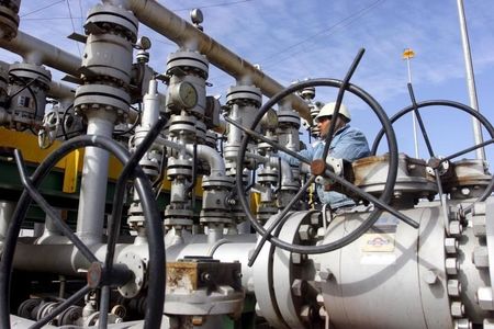 　２月２９日、ＯＰＥＣの２月石油生産量は日量３２３７万バレルと、過去最高の前月から減った。写真はイラク南部の石油精製施設。１月２６日撮影。（２０１６年　ロイター／ Essam Al Sudani）