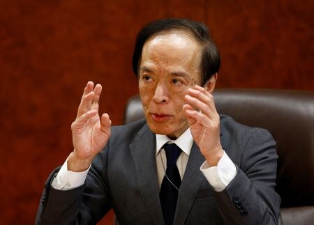日銀の植田和男総裁は３０日、参院財政金融委員会で、今年度前半に比べれば今年度後半、来年度以降の物価見通しは「かなり不確実なものだ」と指摘した。写真は２５日、ロイターなど報道各社のインタビューで（２０２３年　ロイター／Kim Kyung-Hoon）
