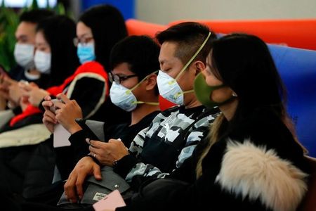 　１月２４日、厚生労働省は、新型コロナウイルスによる肺炎を発症した患者を確認したと発表した。国内では２人目。香港で２３日撮影（２０２０年　ロイター／Tyrone Siu）