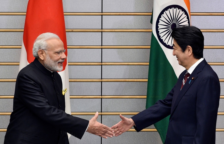　１１月１１日、安倍首相とインドのモディ首相は会談を行い、日本の新幹線方式を採用したインドの高速鉄道を２０２３年に開業することを確認した。共同記者会見で撮影（２０１６年　ロイター／Franck Robichon/Pool）