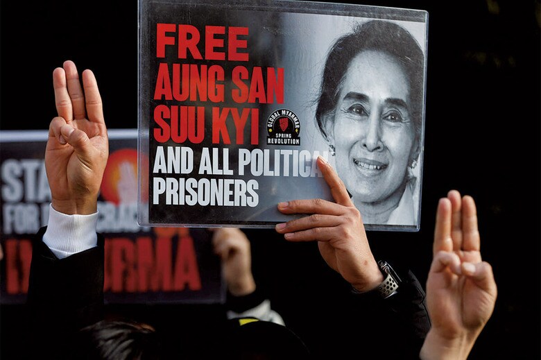 東京のミャンマー大使館前でスーチー解放を求めるデモ隊（2023年2月）　ISSEI KATOｰREUTERS