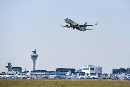 　９月２７日、英石油大手シェルのジェット燃料子会社、シェル・アビエーションのプレジデントであるヤン・トシュカ氏は、世界の航空燃料需要は今後１─２年で新型コロナウイルスのパンデミック（世界的大流行）前の年３億トンという水準に完全に回復する見通しと述べた。写真はオランダのアムステルダムにある空港で６月撮影（２０２２年　ロイター／Piroschka van de Wouw）