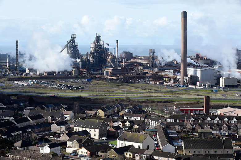 英最大の鉄鋼プラントとポート・タルボットの町　Rebecca Naden-REUTERS