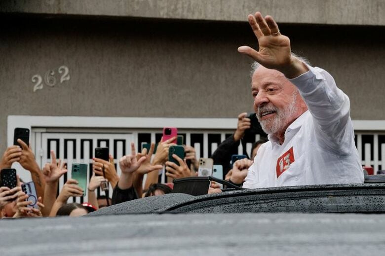 写真は支持者らに手を振る現職左派ルラ大統領。10月25日、ブラジルのサン・ベルナルド・ド・カンポで撮影。REUTERS/Brian Snyder